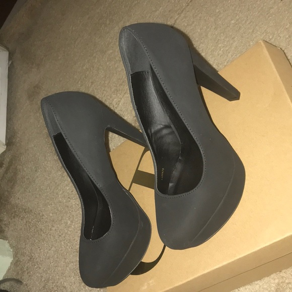 Black Pumps - Picture 4 of 4